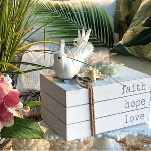 🌴🎉HP🎉 New! Faux Book Stack “Faith Hope Love” Dove Starfish